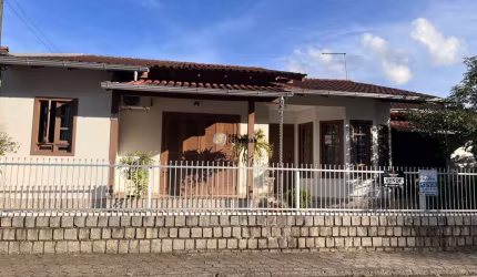 Casa para Venda em Brusque, ÁGUAS CLARAS, 4 dormitórios, 1 suíte, 4 banheiros, 2 vagas