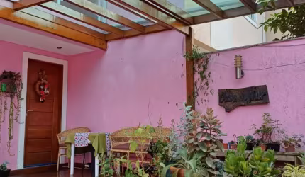 Casa de 3 Quartos com Suíte Master, Espaço Gourmet e Jardim em Macaé, RJ - R$490.000