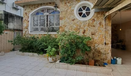 Conforto e Lazer em Dobro: Casa Térrea com Edícula no Embaré!