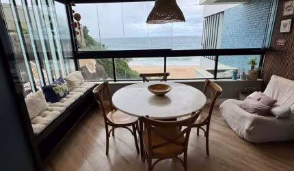 Quarto e Sala Pé na Areia com Vista Mar no Rio Vermelho – 60m², Semi-Mobiliado e 2 Vagas!