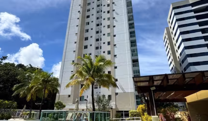 Apartamento Reformado e Decorado no Natura – Alphaville 1 | 2 Quartos + Dependência | Andar Alto com Vista Verde