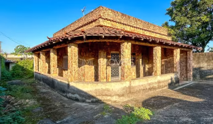 Casa com quintal em Saracuruna