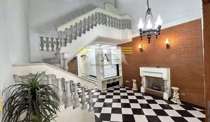 Espaço e Estilo no Belém! Sobrado de 250m² com Lareira, 4 Dormitórios, sendo 1 suíte e Forno à Lenh
