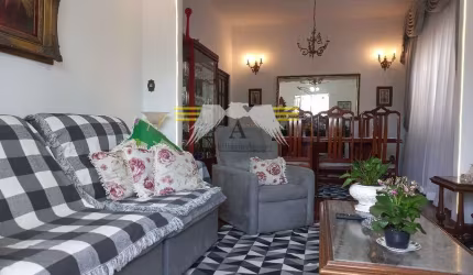 Belíssima Casa de  170m² à Venda, 3 dormitórios, sendo 1 suíte, 8 vagas de garagem, excelente local