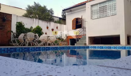 Amplo Sobrado de 300m² à venda, 3 dormitórios, sendo 2 suítes, 6 vagas de garagem, Área Gourmet e P
