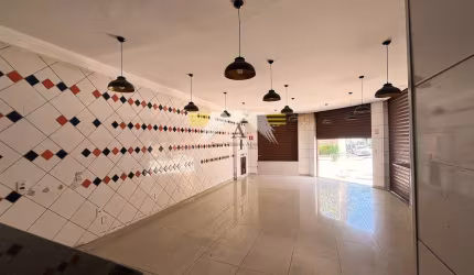 Oportunidade Única!!!! Salão Comercial Espaçoso e Funcional, 130m2, com 2 banheiros, localização pr