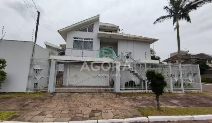 Sobrado de 4 (quatro) dormitórios, sendo 1 (uma) suíte, localizado no bairro Moinhos de Vento.