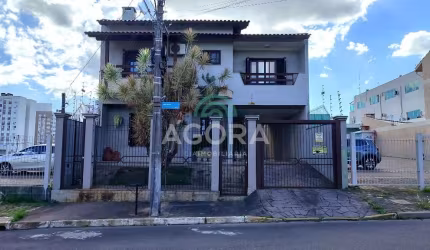 Lindo Sobrado com 03(três) dormitórios, sendo 01(uma) suíte, localizado no bairro Moinhos de Vento