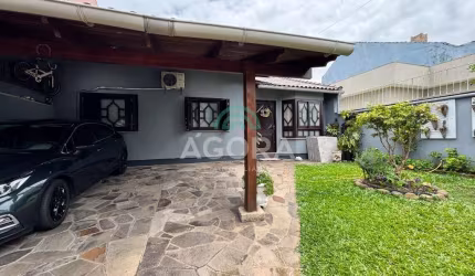Casa térrea de 3 (três) dormitórios, localizada no bairro Moinhos de Vento.