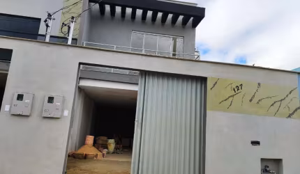Casa à venda: 2 quartos sendo 1 suíte e 2 vagas de garagem!