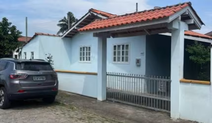 Casa Centro Piçarras - Averbada para Venda