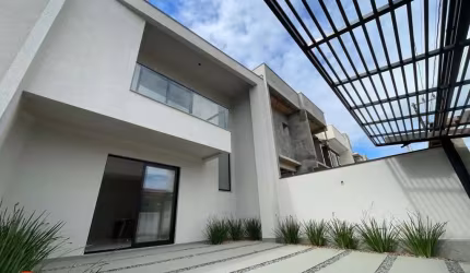CASA À VENDA EM BALNEÁRIO PIÇARRAS DUPLEX COM PISCINA À 350 METROS DO MAR