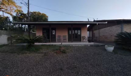 Casa e Galpão com Terreno Grande em Balneário Piçarras - Rua Tranquila e Próxima a Comércios