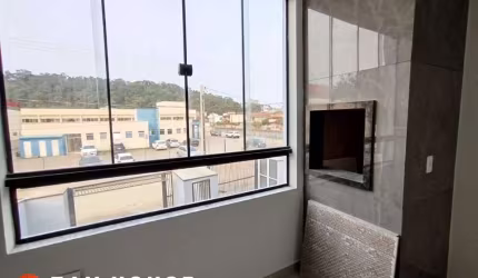 Apartamento no segundo piso com churrasqueira e porcelanato, próximo à praia do Grant