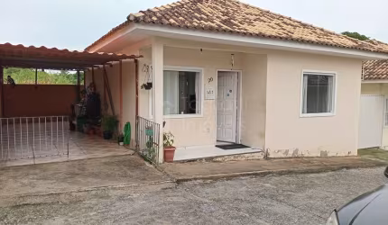 Casa dois quartos sendo uma suíte em  Condomínio  Outeiro.
