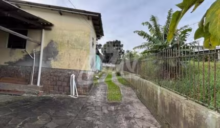 TÉRRENO COM 390M² COM 5 CASAS PEQUENAS EXECELENTE PARA INVESTIMENTO. AGENDE SUA VISITA E VENHA CONHECER. F: 51 98410.2913
