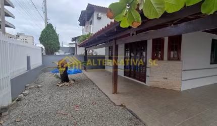 Casa para locação anual com 3 quartos sendo 01 suíte em Itacolomi, Balneário Piçarras