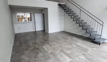 Loja Térrea com mezanino, 60 m² de área privativa em uma das principais avenidas do Bairro de Ingleses.