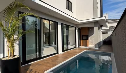 Casa Alto Padrão com 209m² á aproximadamente 800 metros da Praia dos Ingleses.