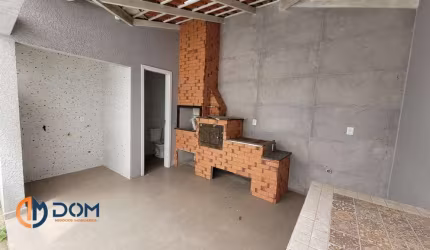 Sobrado com 90m² de área construída, aproximadamente 2500 metros da Praia dos Ingleses, Florianópolis/SC.