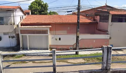 Grande Casa na Maraponga com Amplo Alpendre.