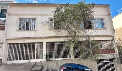 Casa com 4 quartos no Centro, estuda permuta.