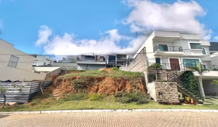 Terreno em aclive, no Condomínio Via do Sol.