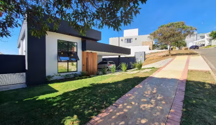 Esta bela casa linear possui um projeto bem elaborado, no Residencial Alvim.