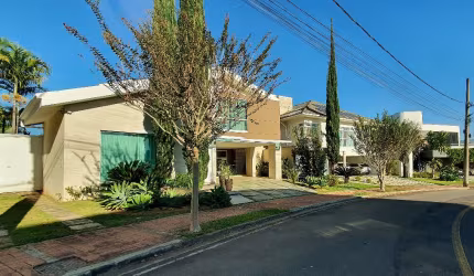 Casa com 04 suítes no Estrela Sul