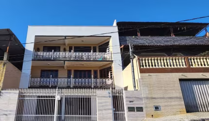 Casa estilo sobrado com 04 quartos
