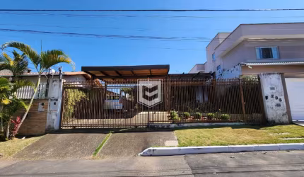 Casa confortável linear com 02 suítes no Alto dos Pinheiros