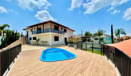 Excelente casa construída em 2 terrenos no Spina Ville