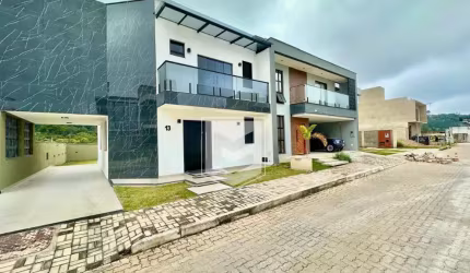Casa duplex em Condomínio fechado