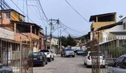 Sobrado, com entrada independente à venda.