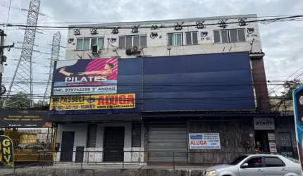Ótima loja de 270m2 e 3 banheiros para alugar por 8.000,00. Rua Dr. Alfredo Backer, nº 446 loja , Trindade - São Gonçalo - RJ