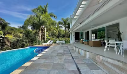 Linda casa em condomínio na Praia da Santa Rita em Ubatuba!