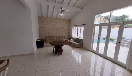 Casa em condomínio fechado à venda ou locação com 4 suítes!