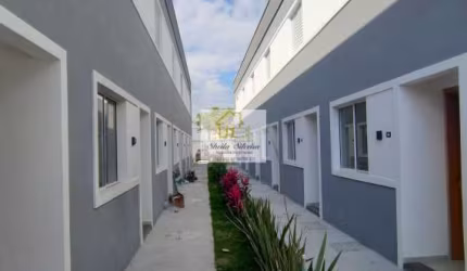 Sobrado novo em condomínio, 2 quartos, sala, cozinha, quintal e 1 vaga