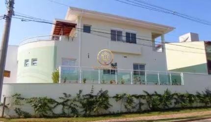 Casa sobrado à venda de 276m², 3 suítes, e 4 vagas no condomínio em Valinhos/SP.