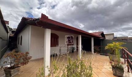 Casa com 4 quartos em lote inteiro no bairro Senhora de Fátima, em Betim