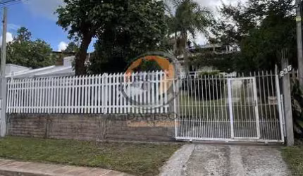 LINDA CASA DE ALVENARIA COM SUÍTE E DORMITÓRIO COM SACADA EM TERRENO AMPLO