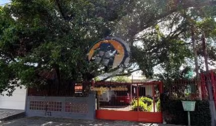 EXCELENTE CASA DE ALVENARIA COM PÁTIO AMPLO EM LOCALIZAÇÃO PRIVILEGIADA