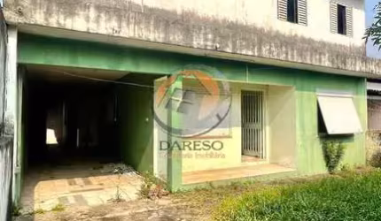 CASA COM 4 DORMITÓRIOS EM TERRENO AMPLO EM LOCALIZAÇÃO PRIVILEGIADA