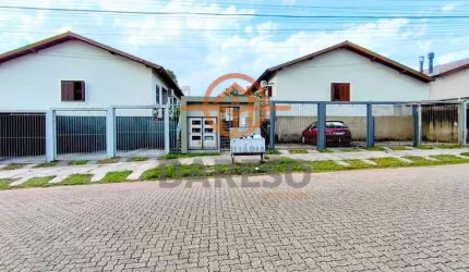 LINDA CASA DE 2 DORM. EM CONDOMÍNIO FECHADO AO LADO DO CENTRO DA CIDADE