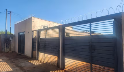 Terreno com 3 imóveis.  2 casas e 1 salão