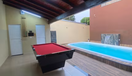 Linda casa. Jardim Penfigo. Com piscina.