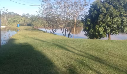Linda Chacara. 15 km do Dentran. Saída Rochedo.