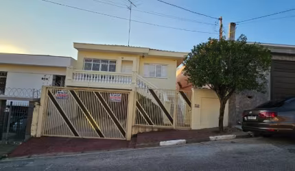 SOBRADO COM ÓTIMA LOCALIZAÇÃO PRÓXIMO AO CENTRO.