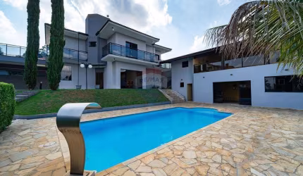 Casa à venda em Jundiaí no condomínio Portal da Colina com 4 quartos (2 suítes), piscina, pomar e churrasqueira. Terreno com 1000m².