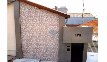 Casa térrea à venda na Vila Rio Branco próxima ao Maxi Shopping em Jundiaí com 2 dormitórios.